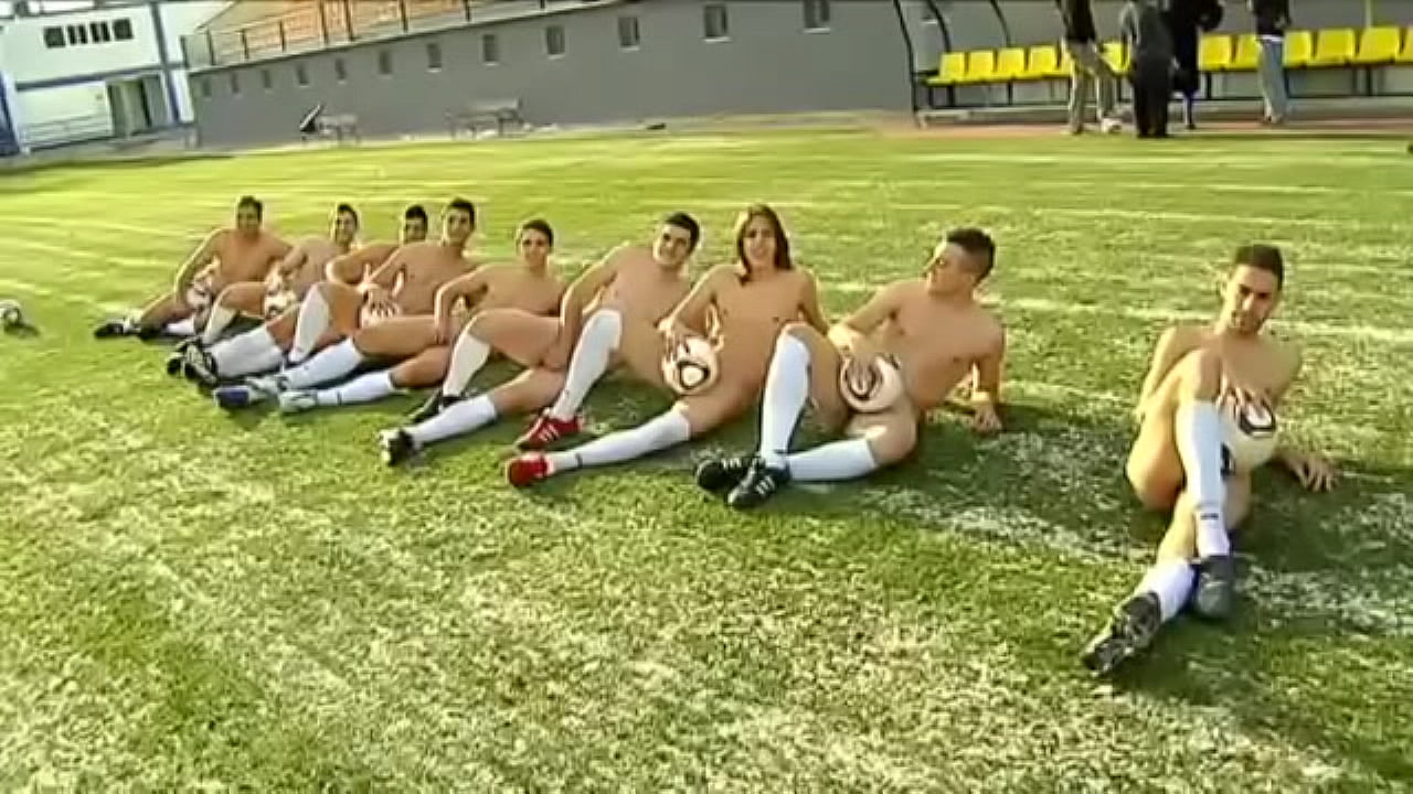 0006 Jugadores del CD Carranque desnudos para un calendario erótico (2) -  XVIDEOS.COM