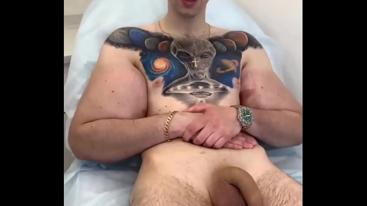 Алпауыт сиқыр балапанды сипалайды