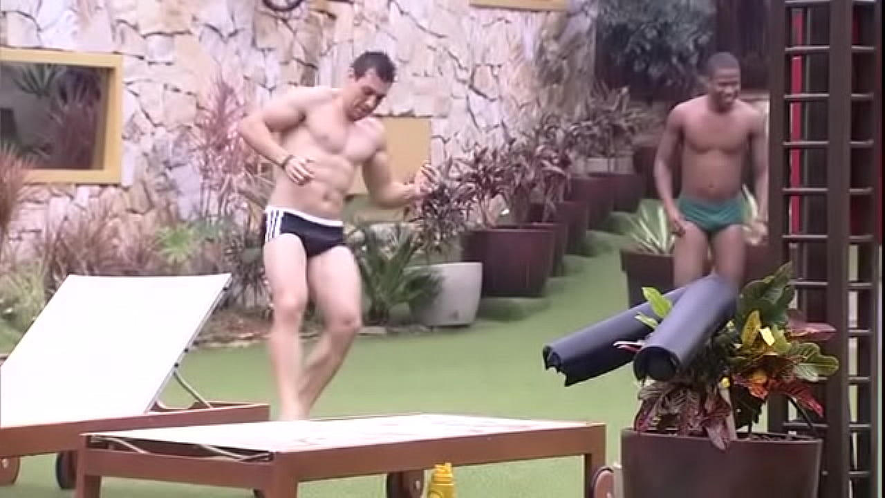 BBB15 Cezar e Luan jogando bola de sunga Free Sex - Sex.hentaig.net