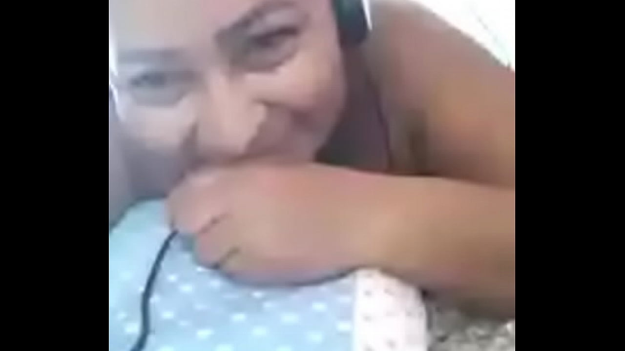 Caiu na net coroa todinha peladinha na cama mostrando a bunda enorme e peitos deliciosos no novinho safado