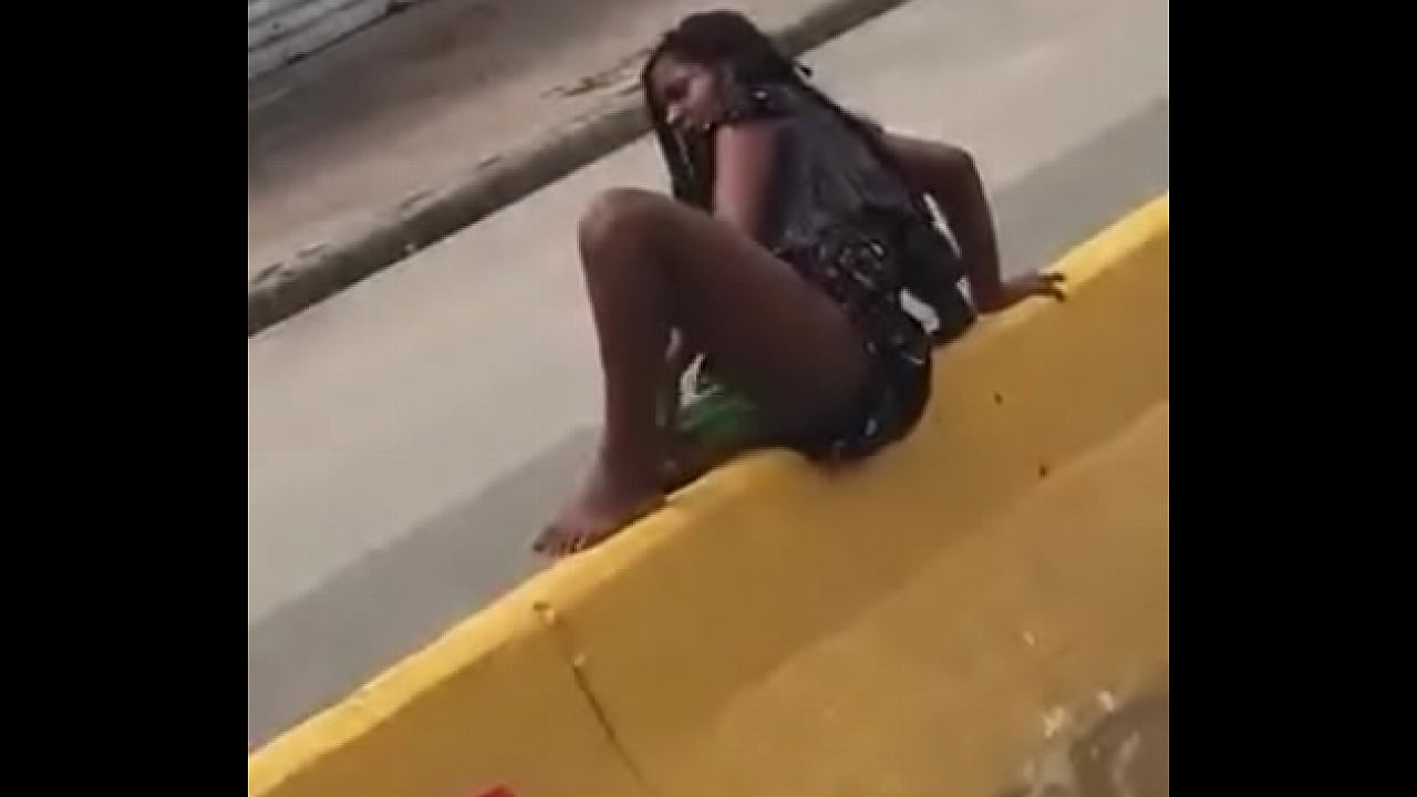 Venezolana con ganas de pija se masturba en plena vía. Free Sex - Sex.hentaig.net