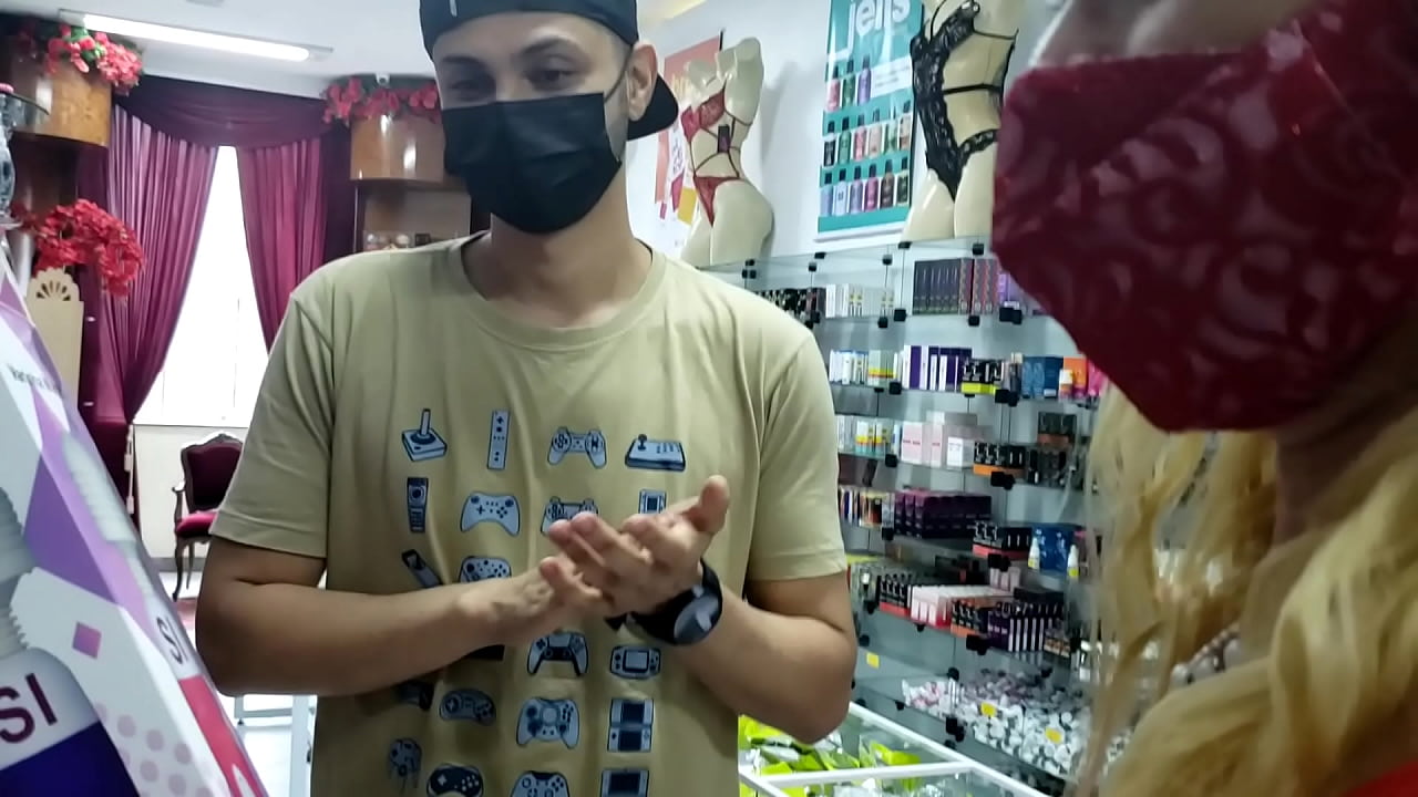 Visitando e provando produtos num sexy shop Porn Xivdeos HD - Xxx.e-hentai.asia