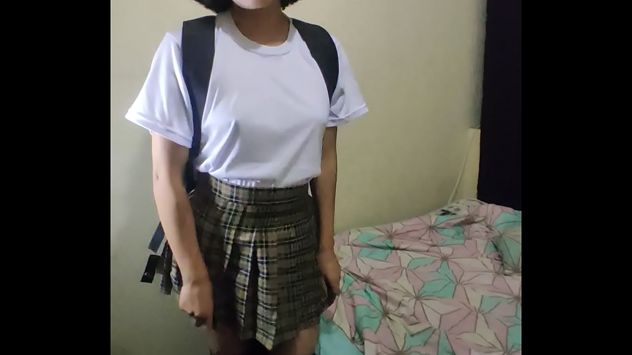 Exibicionismo
 colegiala puta mexicana llega del colegio y se comienza a tocar su rico y húmedo coñito mientras su padrastro la graba XXX Videos Porn & Jav - Porn.ehentai.me