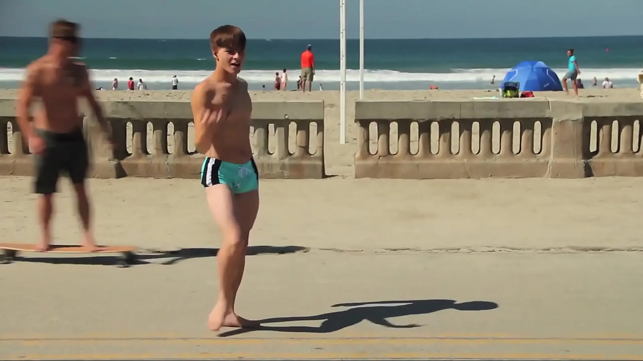 Twink dancing in the beach with speedo bulge / Novinho dançando sunga na praia