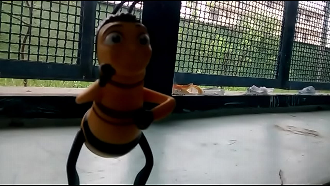 BEE MOVIE a abelha bee movie fudendo gostoso a humana sem dó nem piedade na escola (BRASIL)