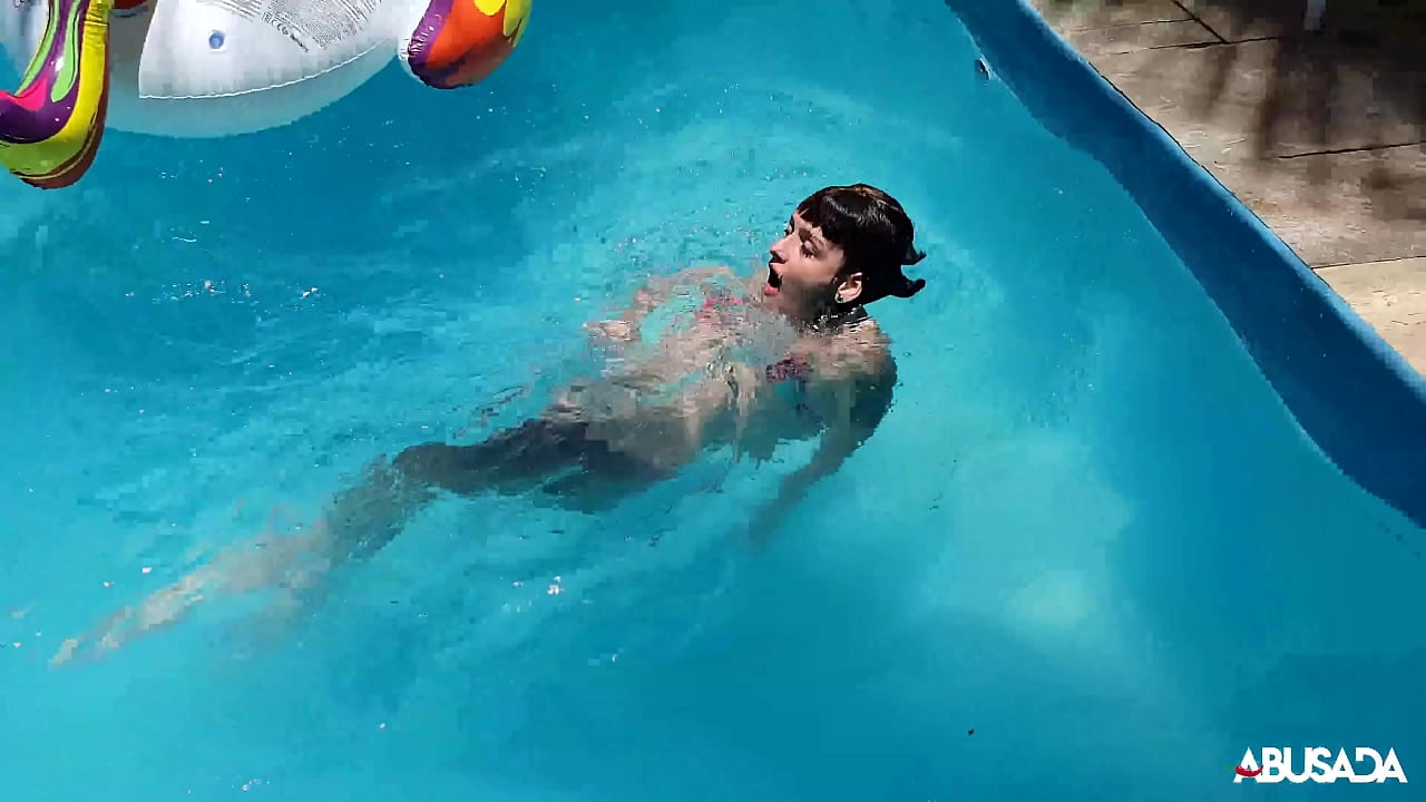 Garota safada brincando na piscina - Candy Crush Brasil