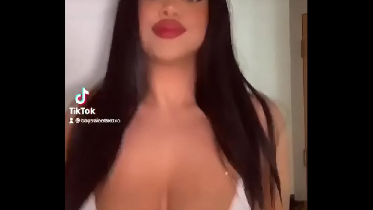 Who is she ? - XVIDEOS.COM