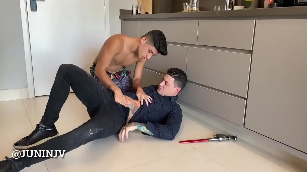 Videos.pornos amadores duas.mulheres e um homem Trepando na velha da buceta peluda