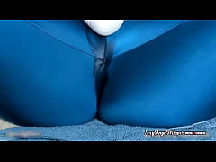  - Tesuda Gozando na Leg Deixando a Legging toda Molhada - Sexy Latina SO hot Webcam Squirt Leggings Hitachi masturbating on bed