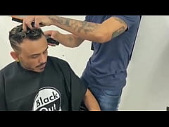  - Kadu Ventrí e Edu Scott - Fodi meu barbeiro com muito tesão sexo bareback