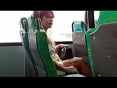  - Me exibi dentro do ônibus e o corno melou a cueca