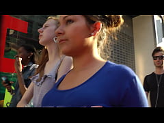  - chica con enorme culo paseando con diminuto short