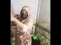  - Mandi sambil colmek di kamar mandi
