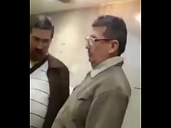  - Mamando VERGAS a MADUROS en el BAÑO PUBLICO