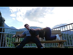  - Se la chupo al desconocido en la montaña