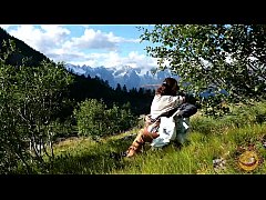  - Is the deepthroat more eye-catching than the landscape? Why choosing?