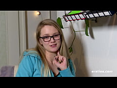  - Krankenschwester Holly fängt vor der Haustüre mit dem Vorspiel an