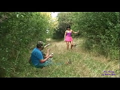  - Due anziani convincono una giovane mora a scopare con loro nella bosco