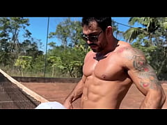  - FUI JOGAR TENIS E O CLIMA ESQUENTOU. COMI MEU PARCEIRO NA QUADRA MESMO.