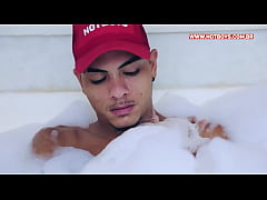  - Novinhos transando na banheira