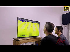  - PAGUEI UM BOQUETE PARA O MELHOR AMIGO DO MEU MARIDO PARA PAGAR UMA APOSTA NÃO RESISTI E SENTEI NA ROLA DELE