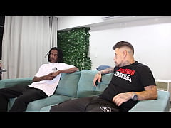  - Fudendo a mulher do meu amigo corninho na frente dele