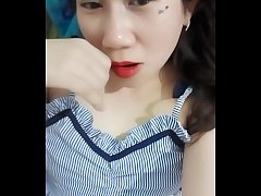  - Em kính cận khoe hàng một mình