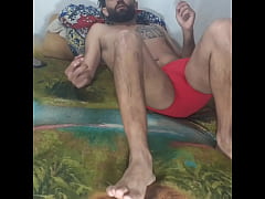  - O Britadeira sul-americano de sunga vermelha na cama batendo uma punheta vídeo completo no RED