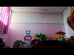  - Desnuda arreglando la habitación