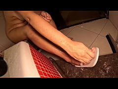  - Tomando banho sentada por estar com os ligamentos rompidos do joelho