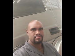  - Parei o caminhão pra dar uma mijando e subiu aquele cheiro de pika que deu até tesão