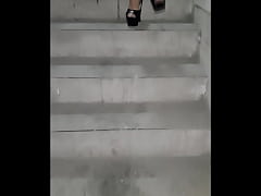  - Mimujercita, jugando en la escalera