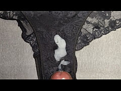  - Me corrí sobre los calzones negros de encaje de mi mejor amiga
