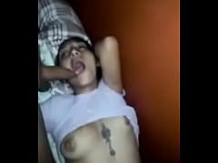  - Pequeña latina puta hace un trío con su esposo y su amigo y graban todo en video casero