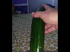  - masturbandose con el pepino.