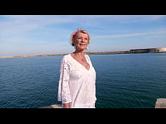  - A 70ans, Eva croque deux jeunes lascars !