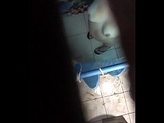  - Espiada en la ducha