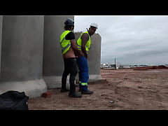  - Os trabalhadores público se pegando escondido na obra da cidade