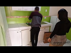  - Milf cachonda pide a fontanero que le destape la cañeria: cuando llega el fontanero no se aguanta y me pega una follada con su gran polla caliente y me termina adentro, le pido que venga siempre que no este mi esposo