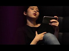  - Em gái dễ thương đang xem sex rồi thủ dâm thì bị anh trai phát hiện...