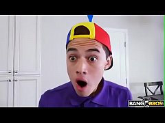  - Rica milf le da el regalo al joven cumpleañero parte 1