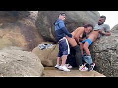  - Casada fudendo na praia com dois.