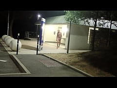  - attrapé nu au toilette de l'autoroute