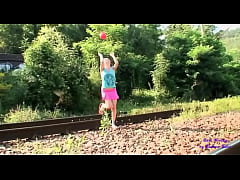  - La ragazzina gioca a palla vicino i binari e il patrigno la sgrida e gli metti il cazzo in bocca