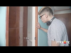  - Hermanastra VENECA cachonda se folla a hermanastro peruano GAMER.