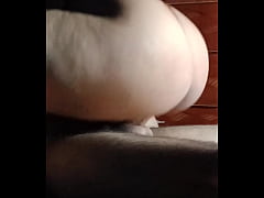  - Compañera de piso da sentones en la polla de su joven compañero