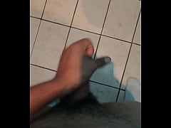  - Masturbandome rico en el baño con casa llena