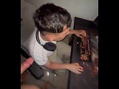 - Le chupo el pene a mi amigo bisexual y me folla mientras juego league of legends( terminamos en la cama / porno gay peruano)
