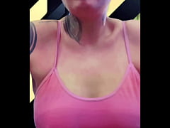  - Eu toda suada até buceta escorrendo e louca de tesao na academia chamei minha amiga pra vim tomar banho comigo no vestiário .(Se pagamos ali mesmo publico)