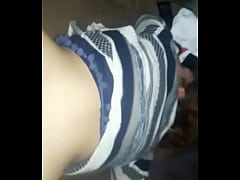  - b. recibe su regalo en plena fiesta